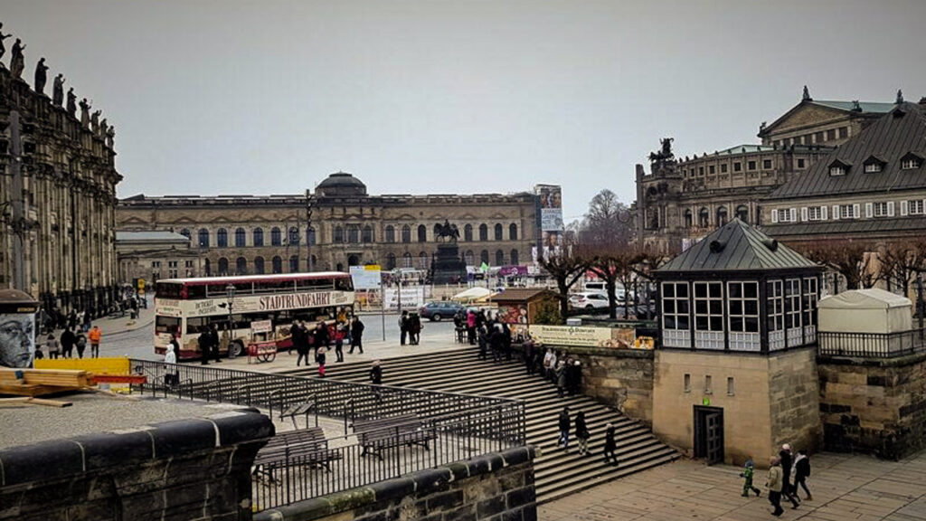 widok na Semperoper Dresden od strony Łaby