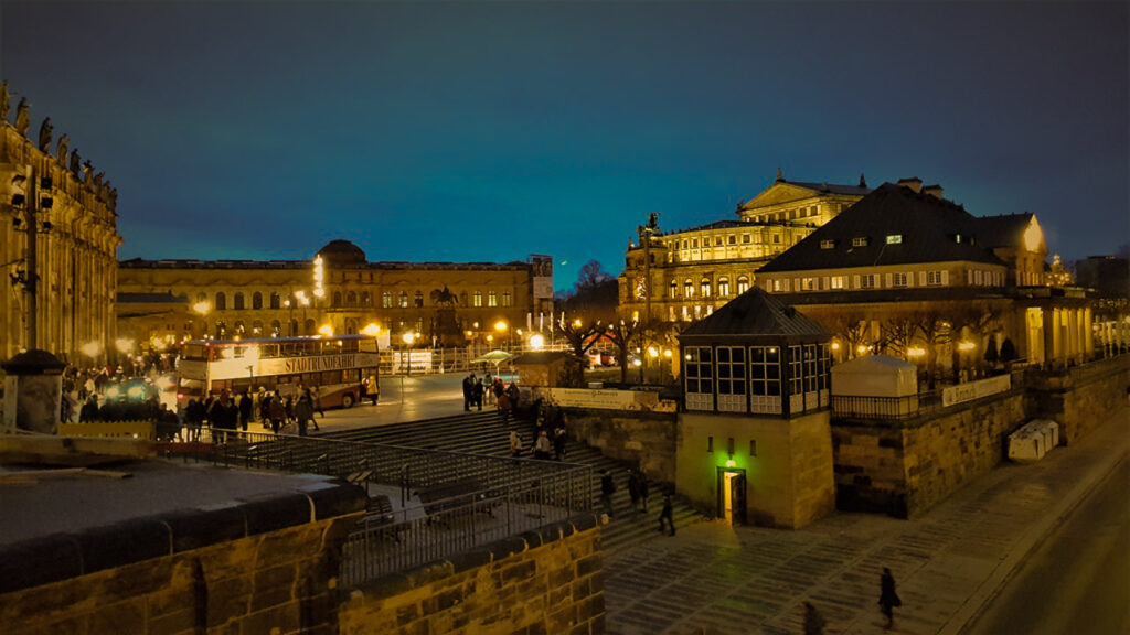 widok na Semperoper Dresden od strony Łaby nocą