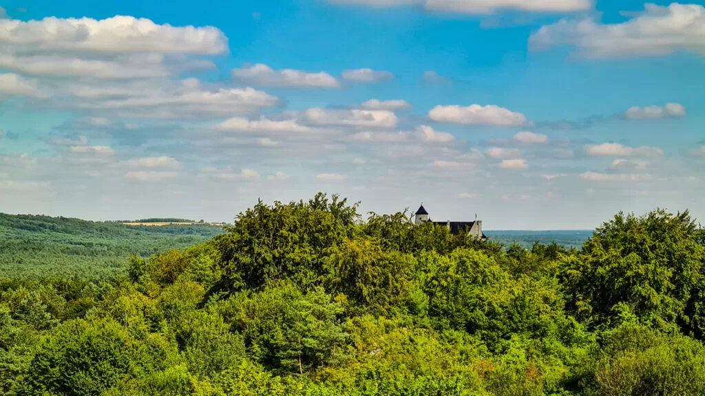Zamek w Mirowie widok na Zamek w Bobolicach
