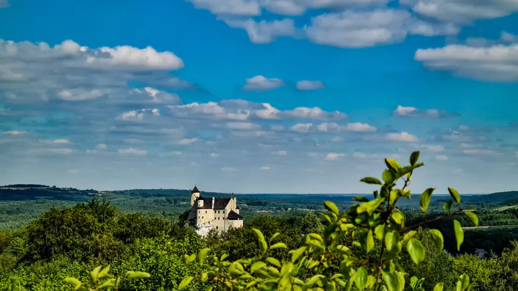 Zamek w Mirowie widok na Zamek w Bobolicach