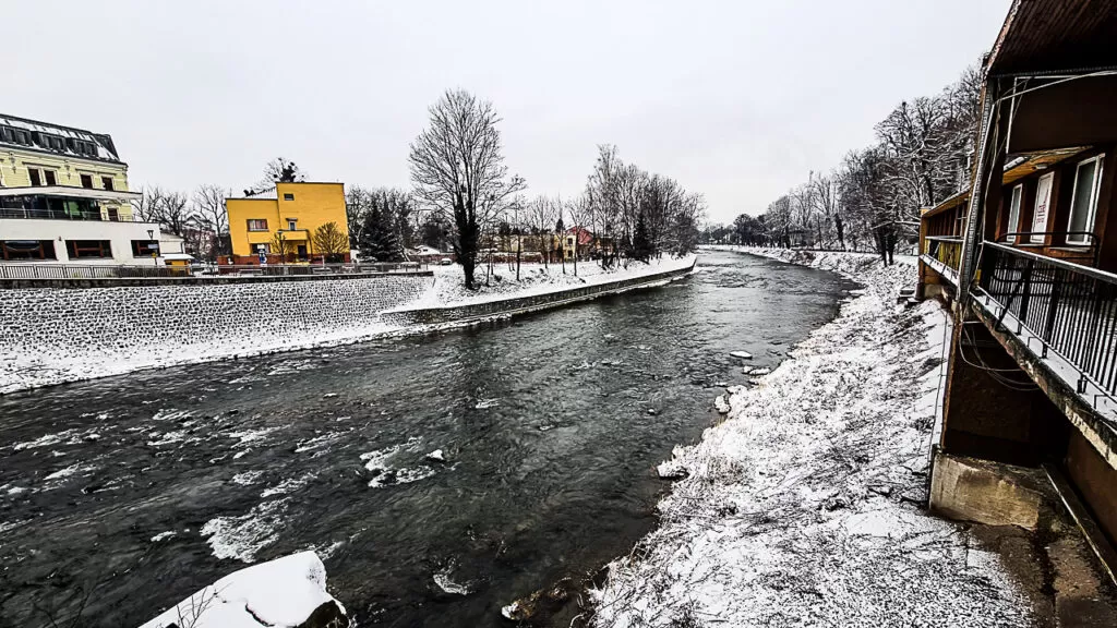 rzeka Olza zimą w Cieszynie