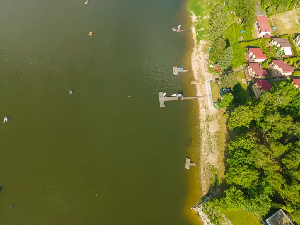 jezioro rożnowskie z drona