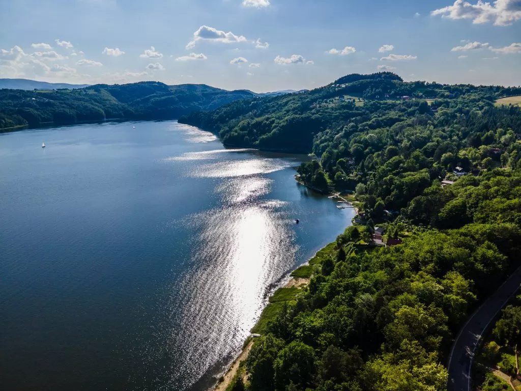 jezioro rożnowskie z drona