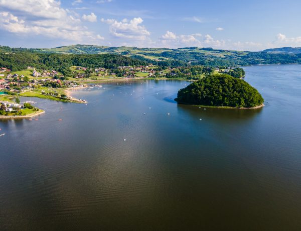 jezioro rożnowskie z drona