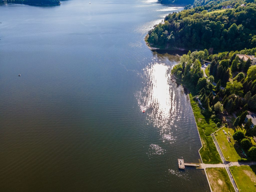 jezioro rożnowskie z drona