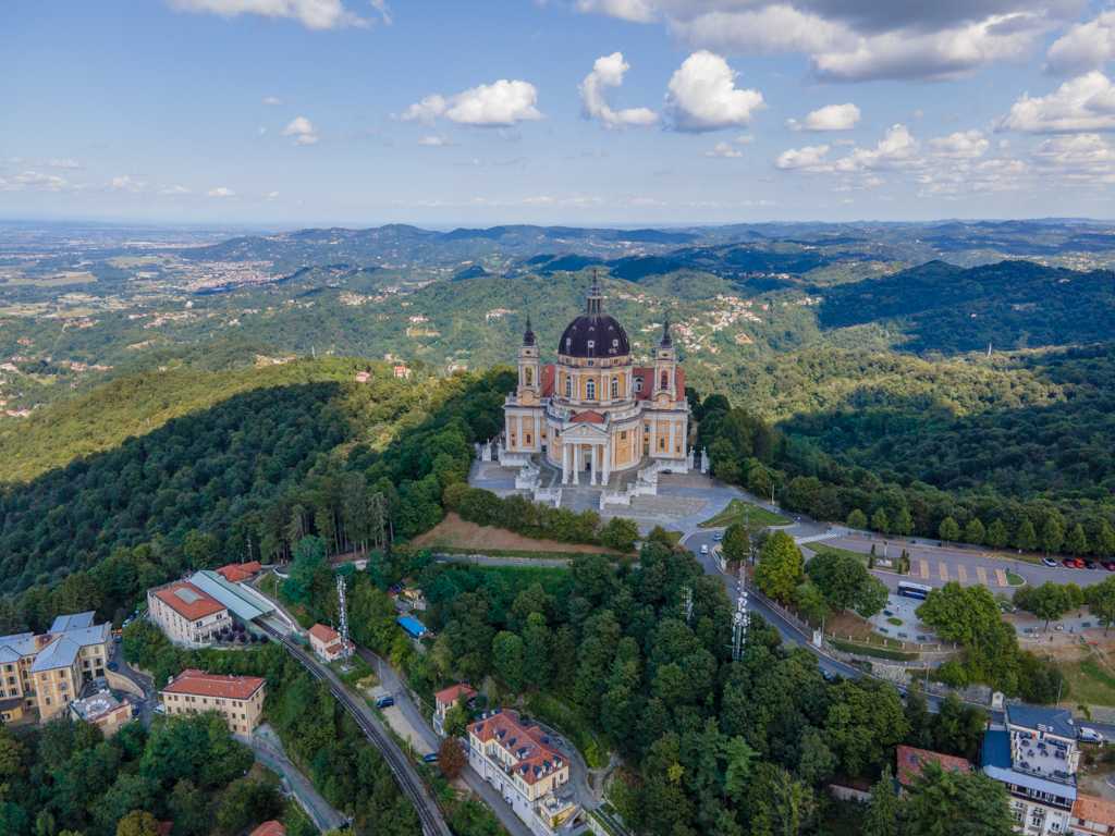 Bazylika Superga w Turynie z drona