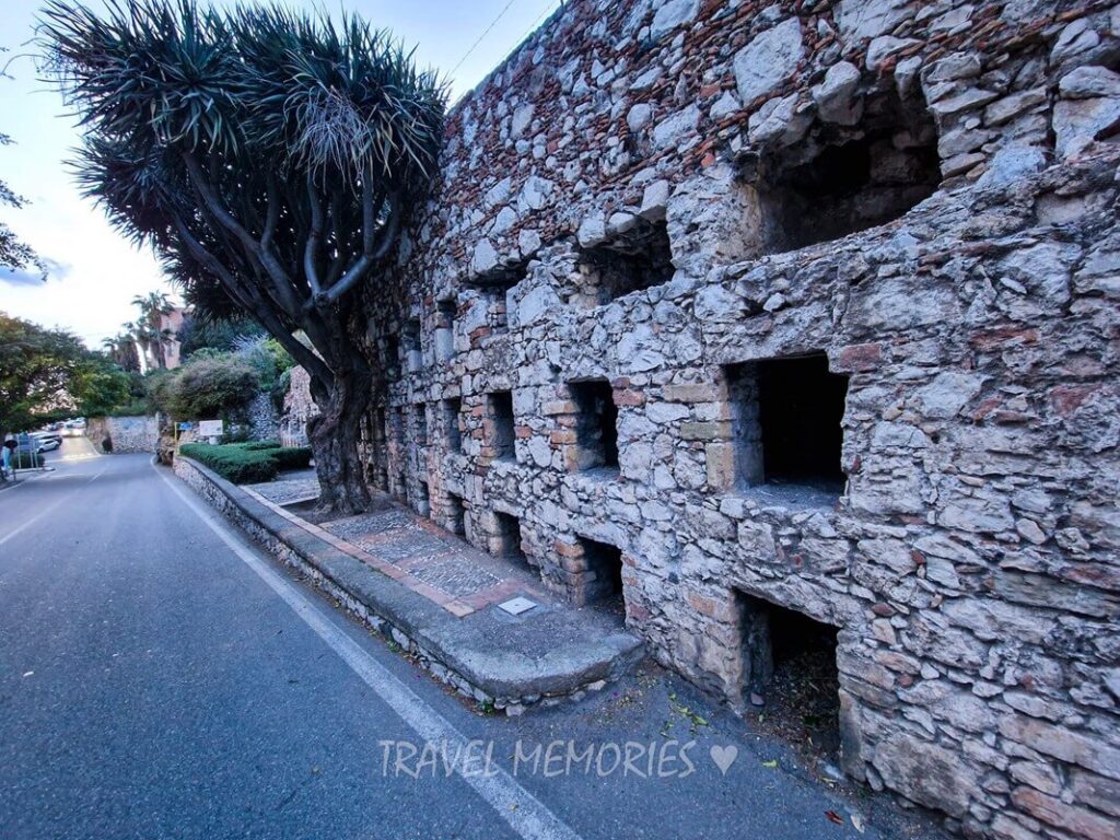 dawne groby w ścianie w Taorminie