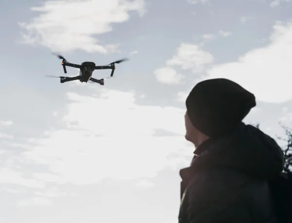 czlowiek-pod-niskim-katem-ogladajacy-drona