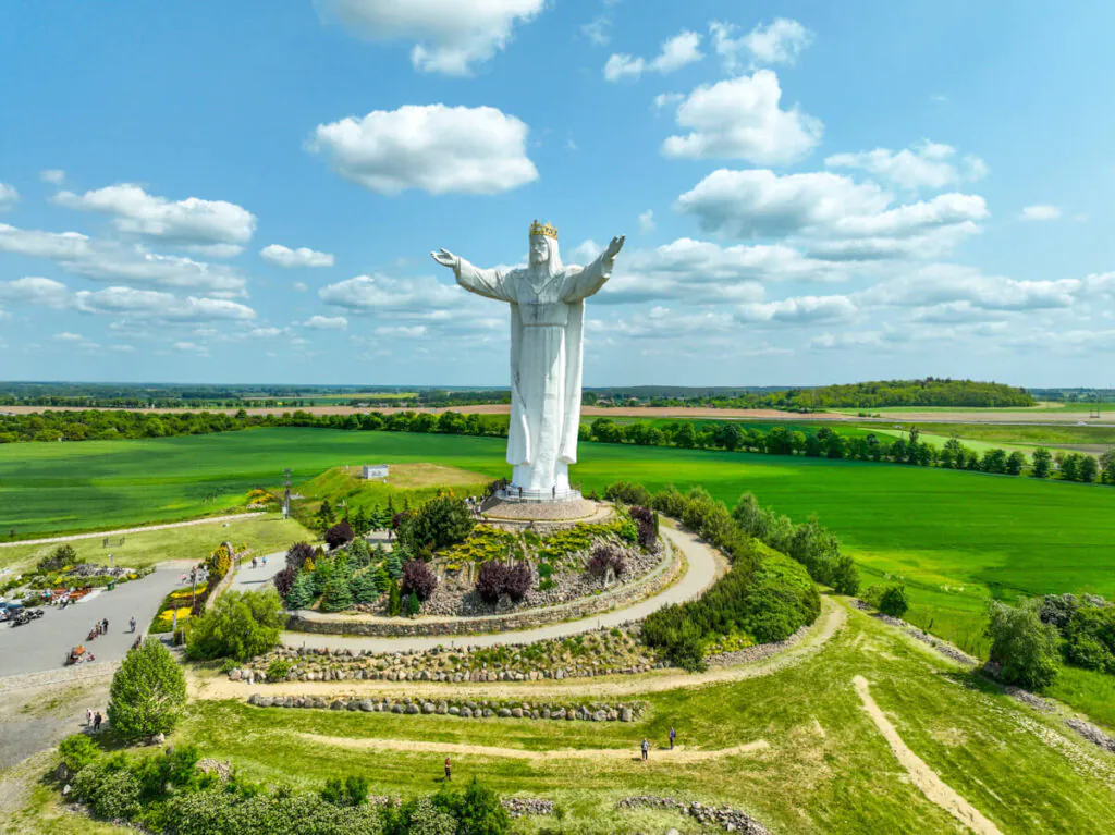 Figura Jezusa Chrystusa Króla Wszechświata z przodu