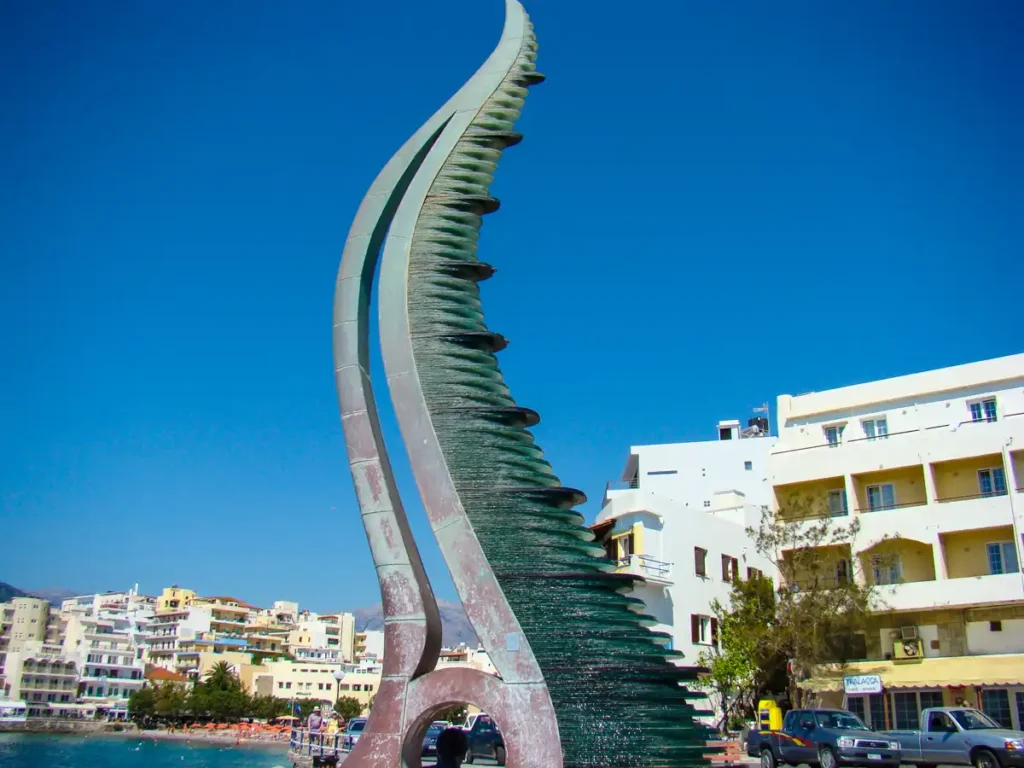 Horn of Amalthea, rzeźba w Agios Nikolaos