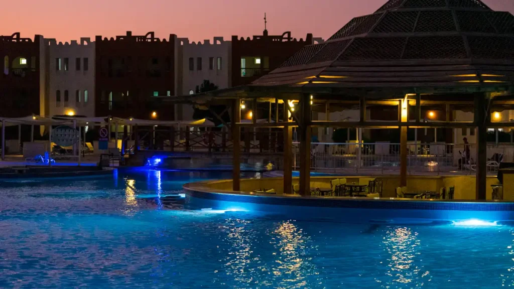 baseny w Hotelu SUNRISE Hurghada nocą podświetlone