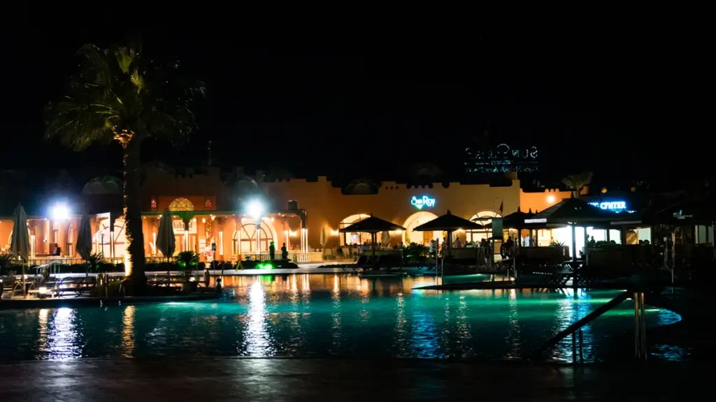 baseny nocą Sunrise Royal Makadi Resort