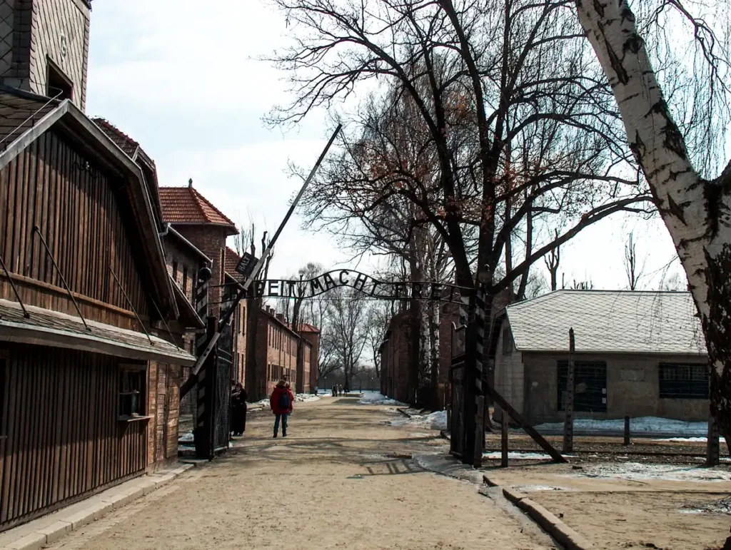 Brama wjazdowa do obozu koncentracyjnego Auschwitz I (obóz główny) z napisem „ Arbeit macht frei ”