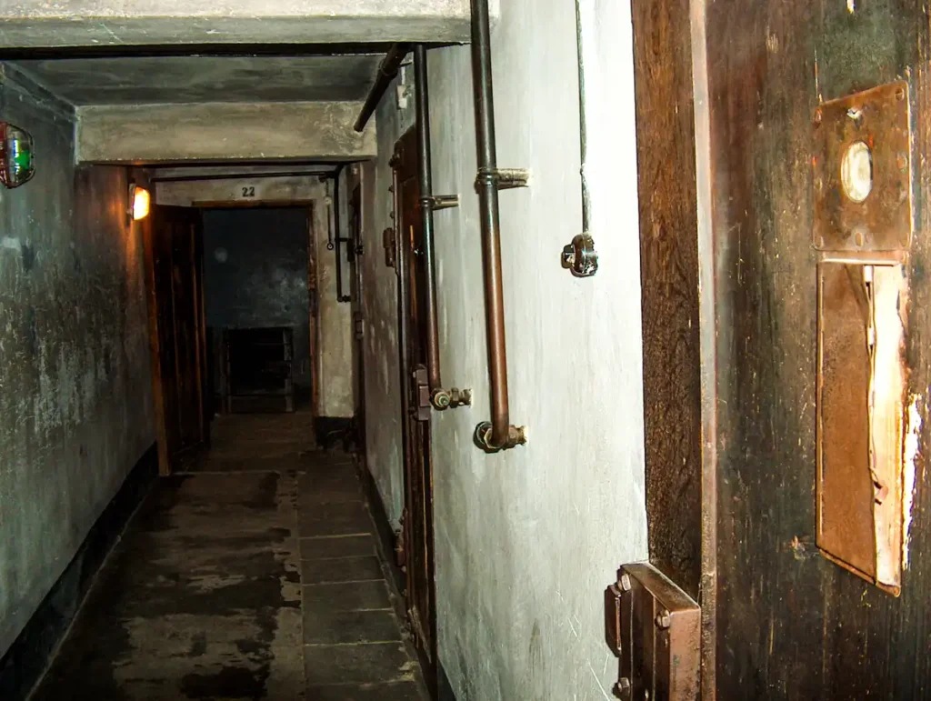 korytarz między celami w Auschwitz-Birkenau I