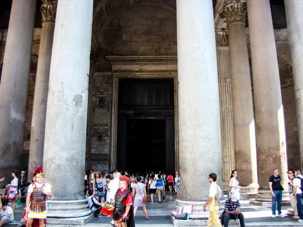Panteon w Rzymie główne wejście, Rzymscy żołnierze