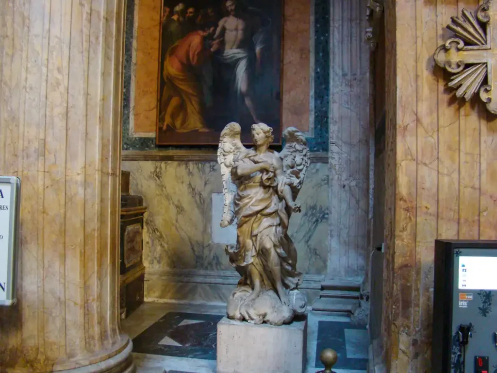 figura w środku Panteonu