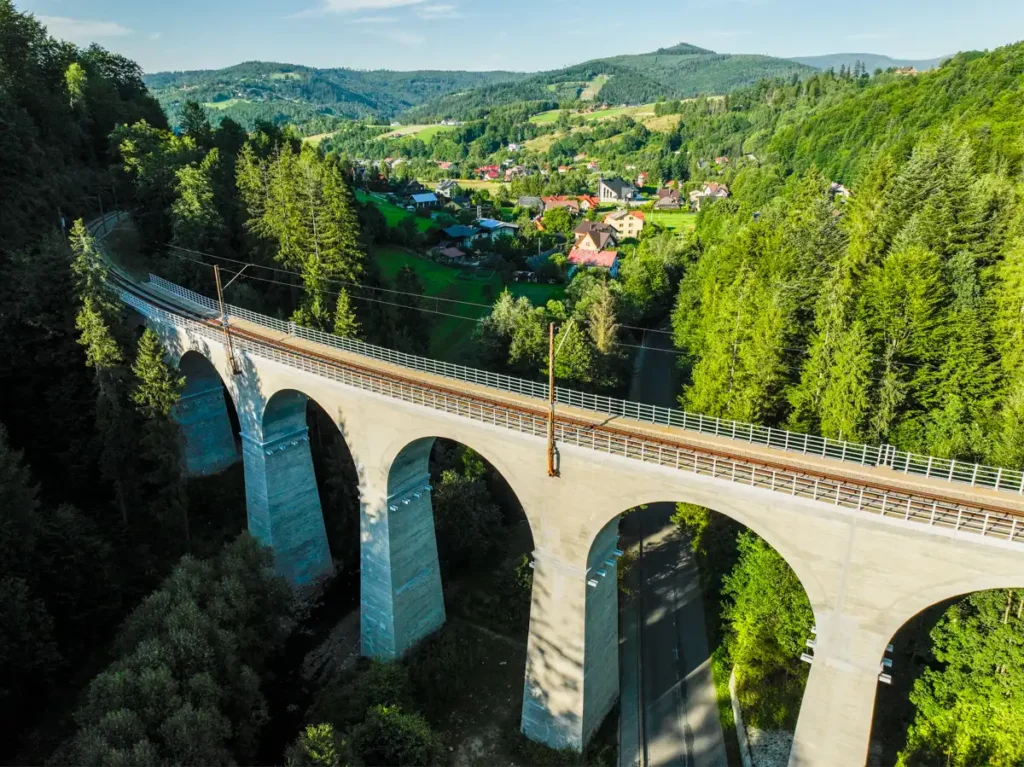 Most kolejowy nad doliną Łabajowa w Wiśle latem