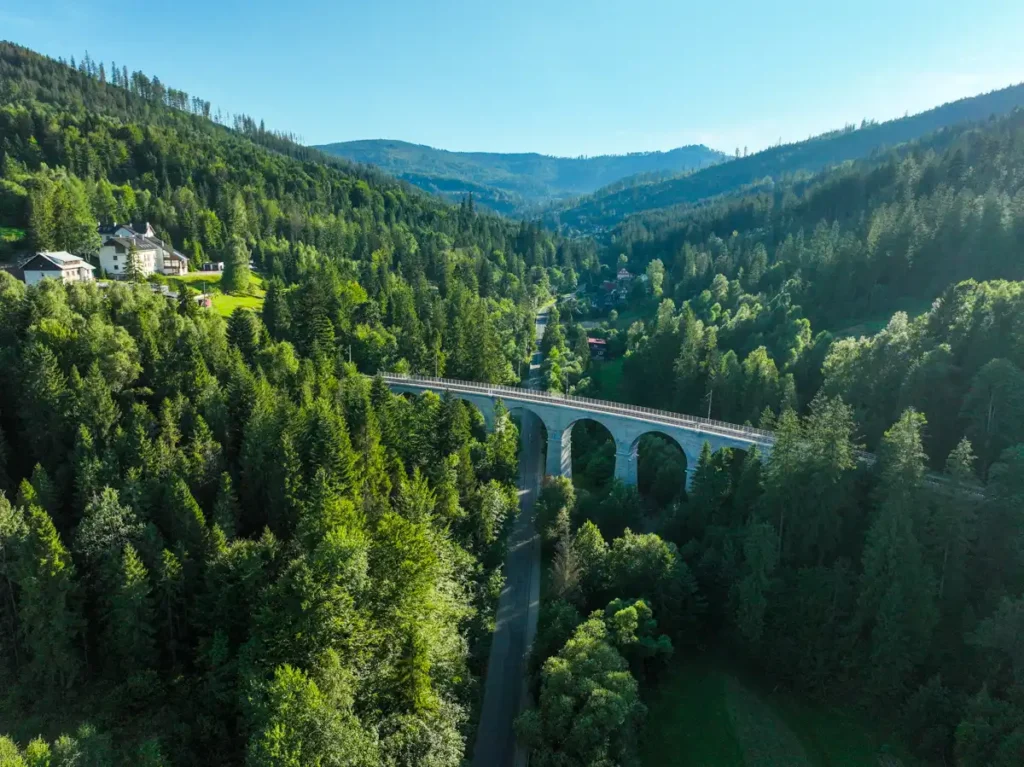 Most kolejowy nad doliną Łabajowa w Wiśle latem z drona