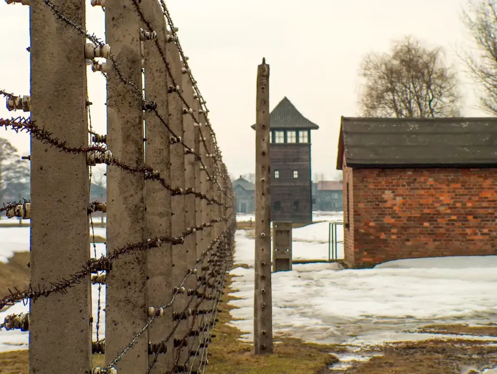 wieża strażnicza, płot z drutu kolczastego, Auschwitz II – Birkenau