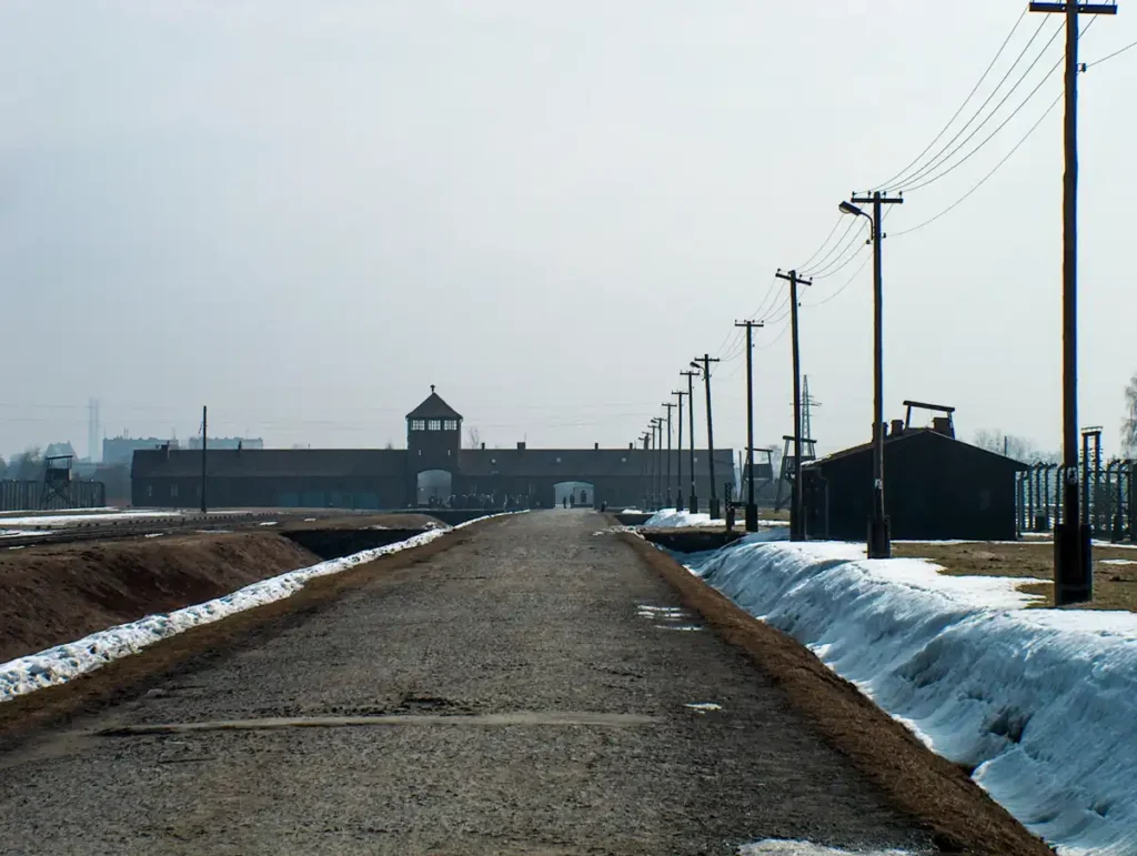 Wartownia i brama główna Auschwitz II (Birkenau), widok z głównej drogi