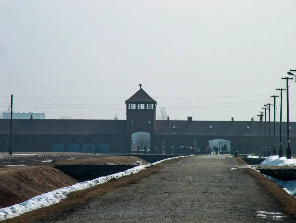 Wartownia i brama główna Auschwitz II (Birkenau), widok z głównej drogi