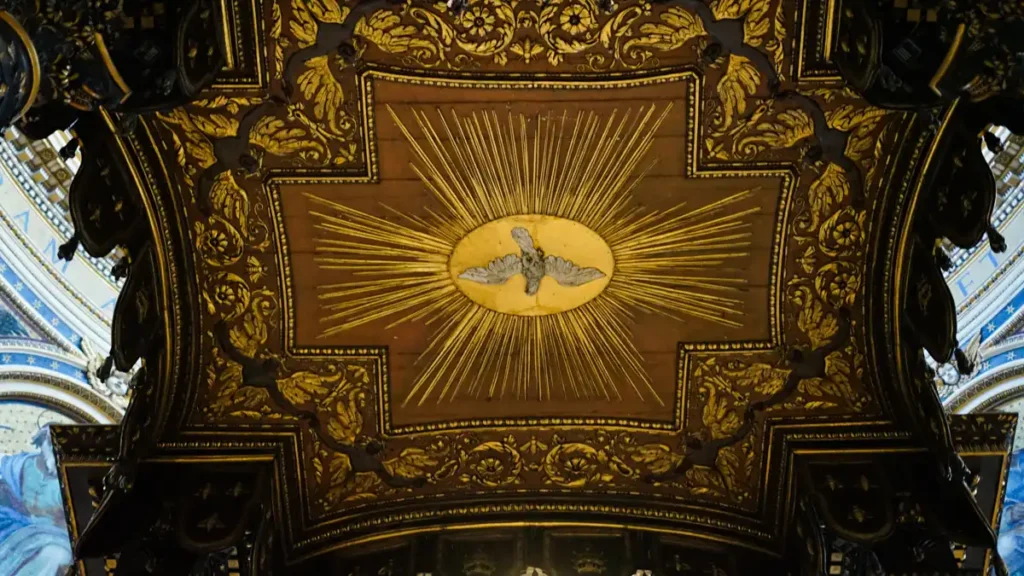 Duch Święty nad ołtarzem w Watykanie