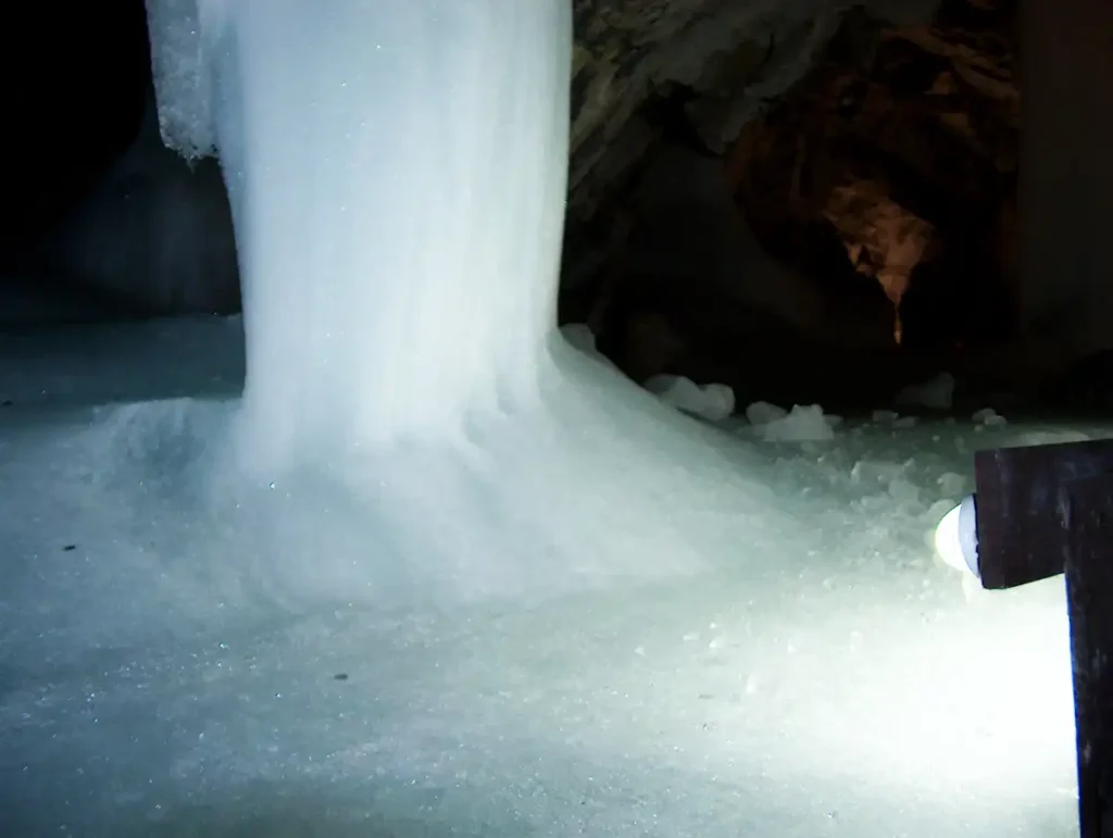 lód w jaskini