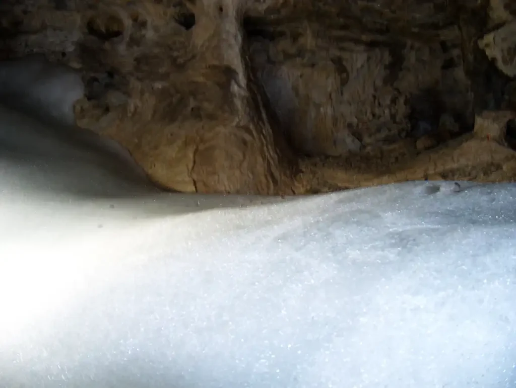 zalegający lód w jaskinii