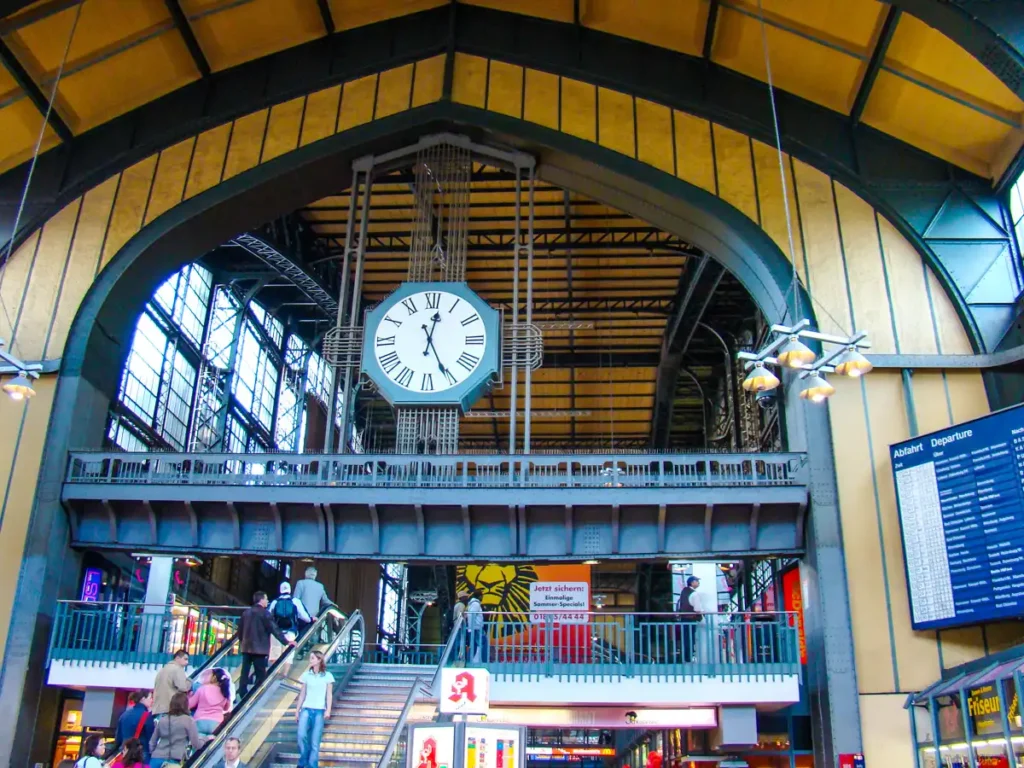 ogromny zegar na dworcu w Hamburgu
