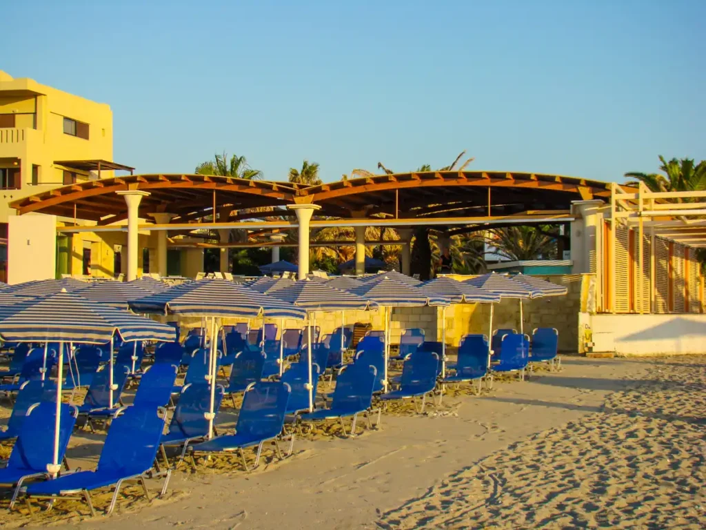 leżaki i parasoli przy plaży Hotel Eva Bay
