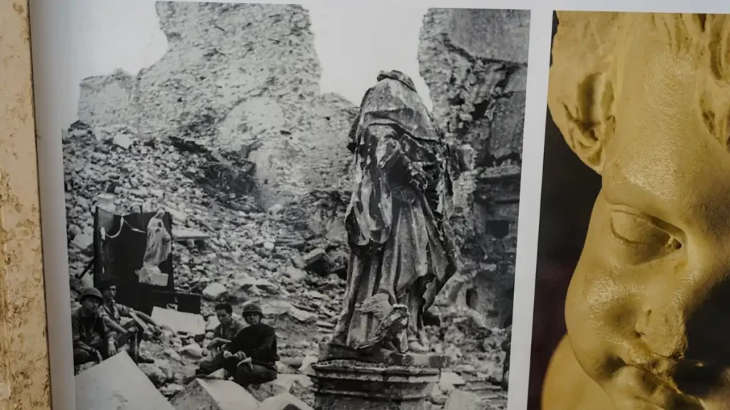 zdjęcie czarno białe Monte Cassino z czasów bombardowania