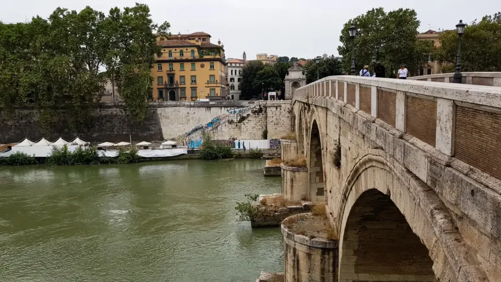rzeka Tyber i most Ponte Garibaldi