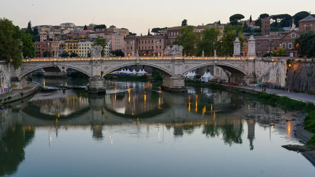 rzeka Tyber i Most Wiktora Emanuela II w Rzymie
