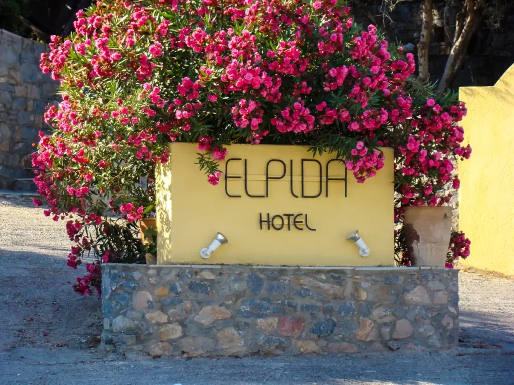 Hotel Elpida napis przy drodze