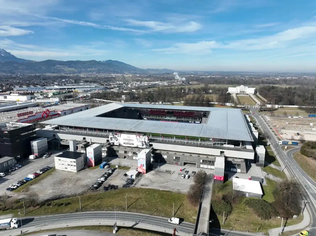 Red Bull Arena od strony autostrady