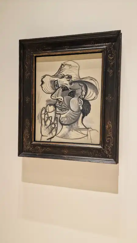 Portret mężczyzny w kapeluszu (prawdopodobnie Muszkieter - częsty motyw w późnej twórczości) wykonany w czerni i bieli (lub sepii). Postać jest mocno zniekształcona, a jej twarz i dłoń są skontrastowane.